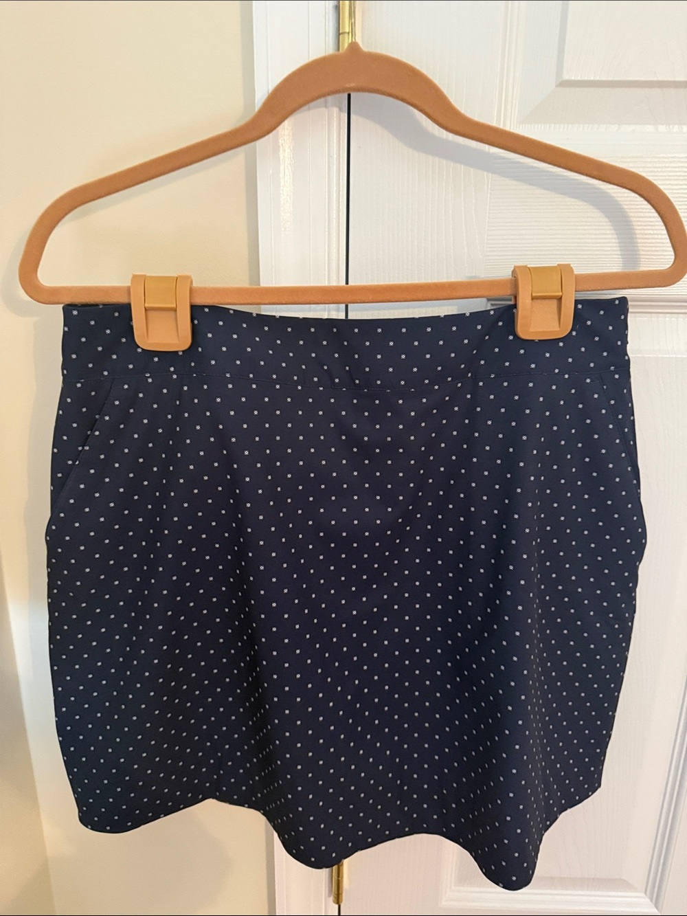 🐳 EUC Vineyard Vines Navy with White Polka Dot Performance Skort